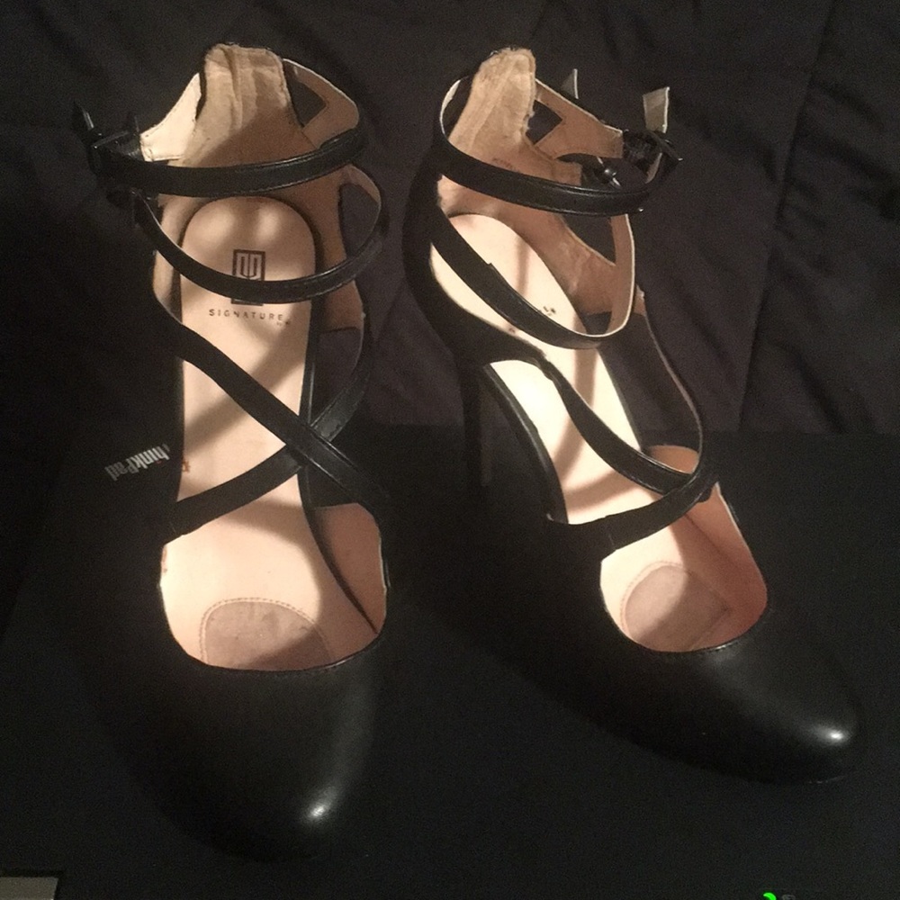Black cross strap closed toe heel